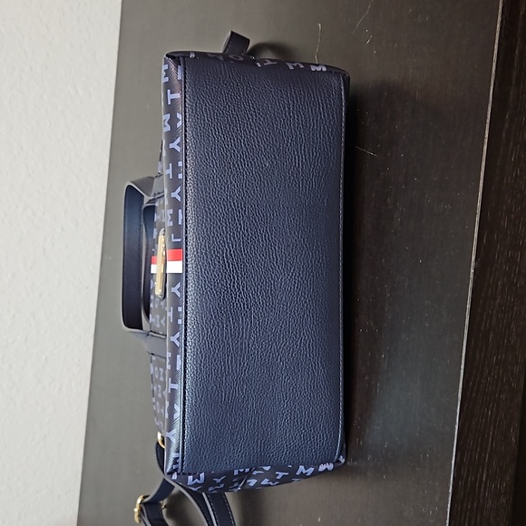 Tommy Hilfiger purse - Picture 5 of 12